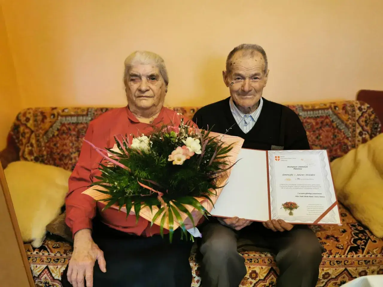 Para Genowefa i Jan Dziedzic świętuje 70. rocznicę ślubu. Otrzymali gratulacje i bukiet kwiat&oacute;w.