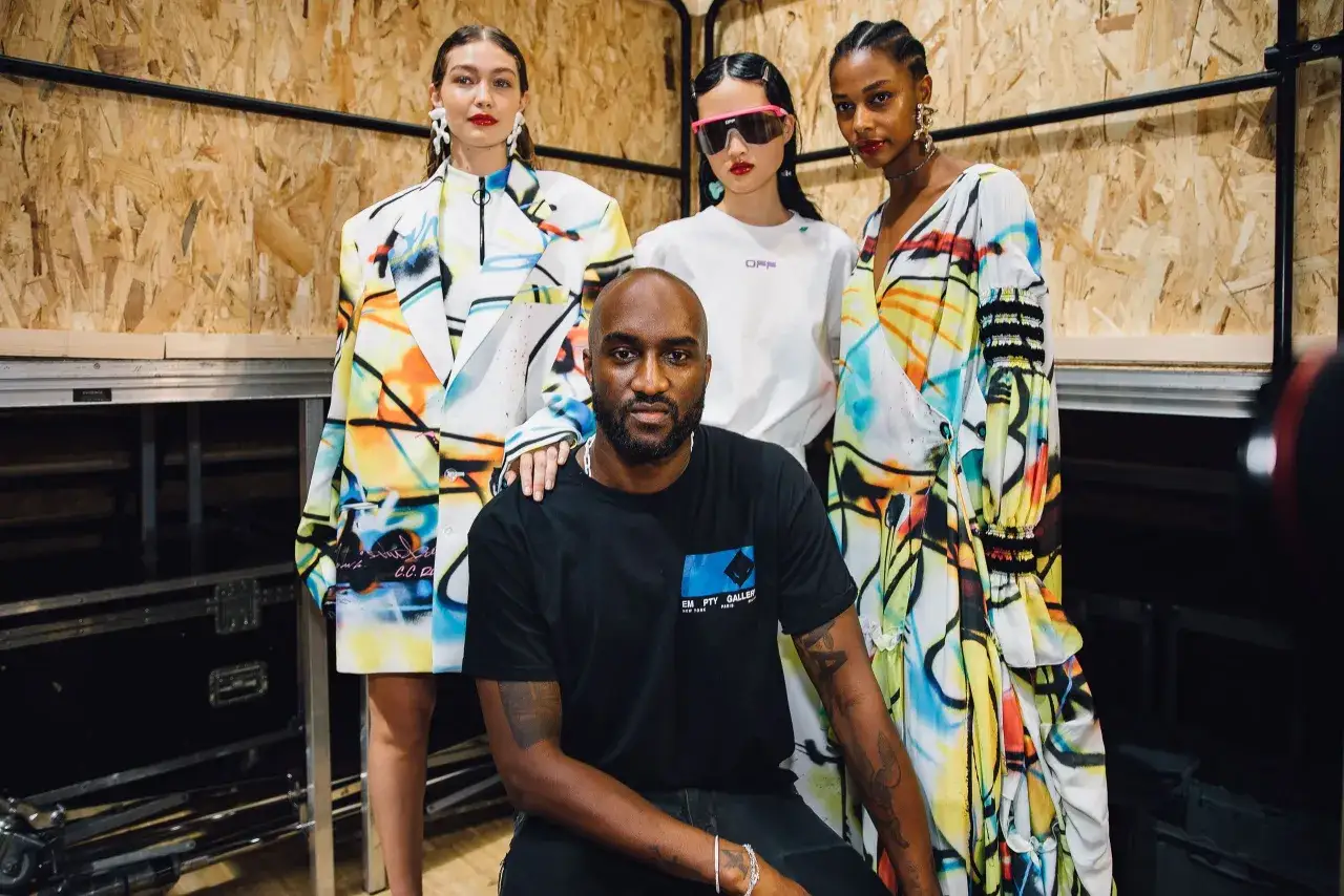 Virgil Abloh z modelkami w kolorowych kreacjach Off-White.