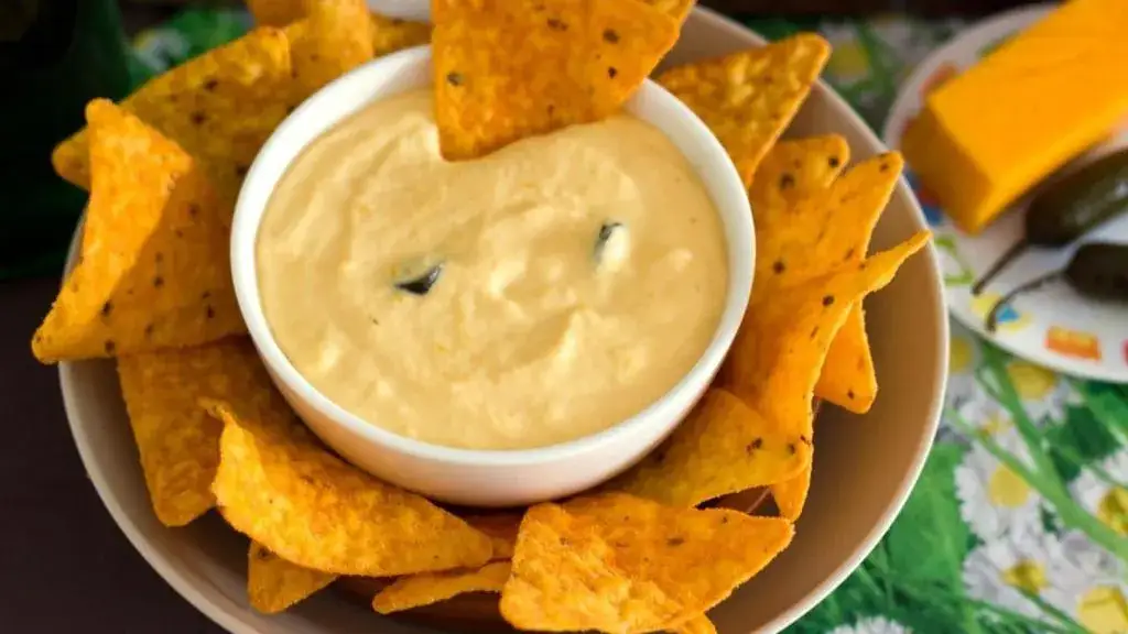 nachos con salsa de queso picante