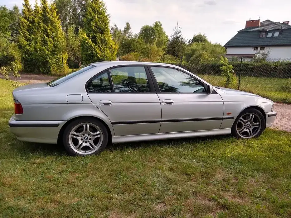 Zdjęcie BMW 540i E39 - kluczowe informacje, które musisz znać przed zakupem