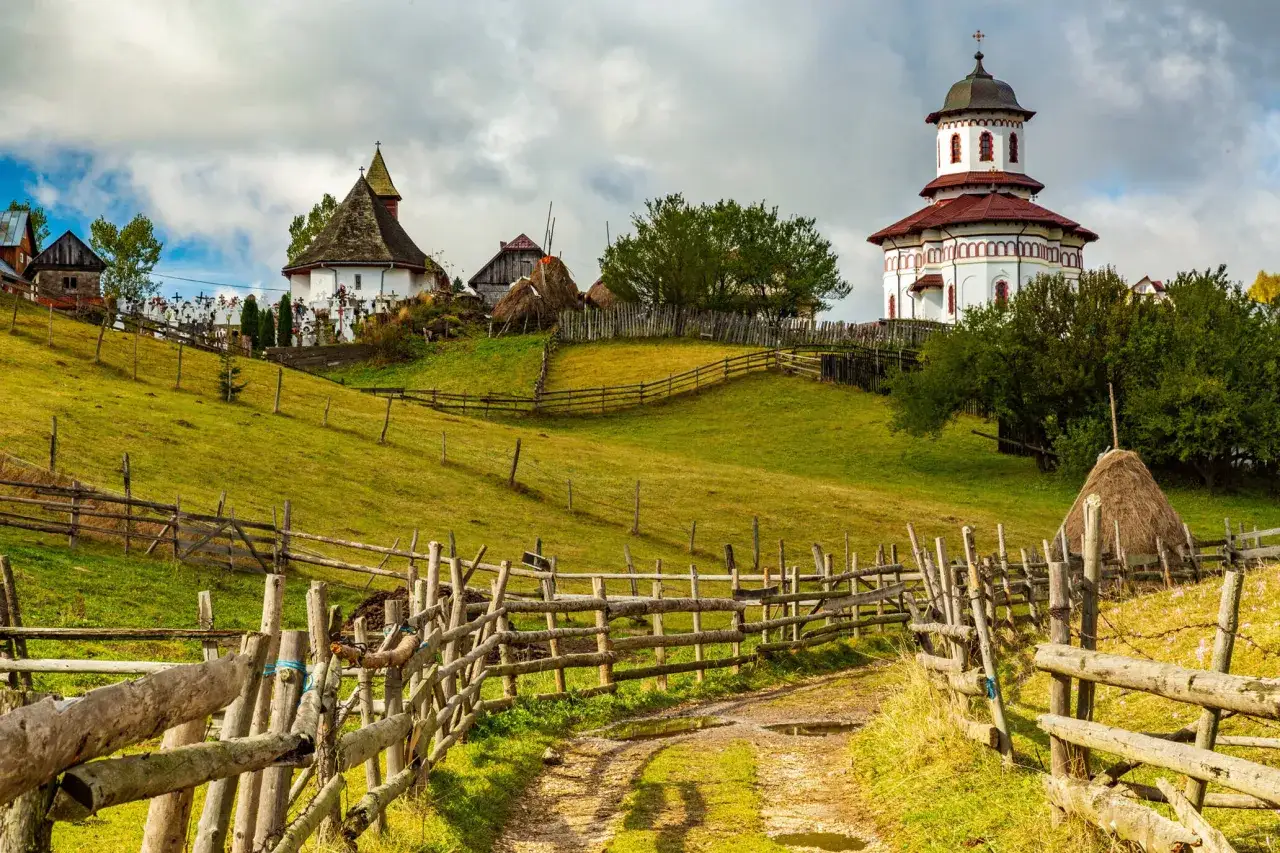 Malownicze wzg&oacute;rza Transylwanii, kościoły i tradycyjne płoty. Odkryj prawdziwe transylwania atrakcje!