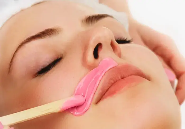 Depilacja wąsika woskiem przed i po