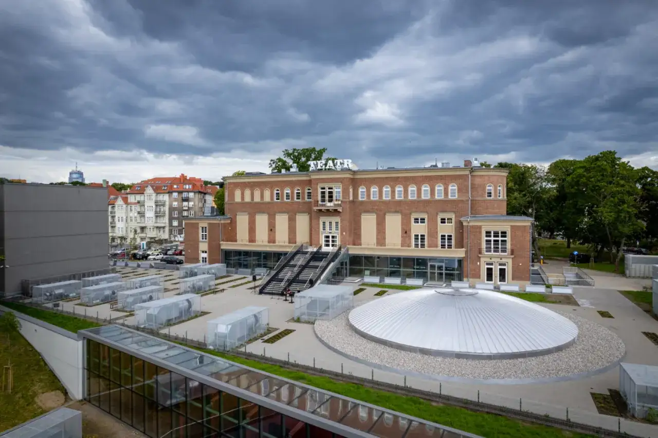Nowy Teatr Polski w Szczecinie, kiedy otwarcie? Budynek z cegły z napisem 