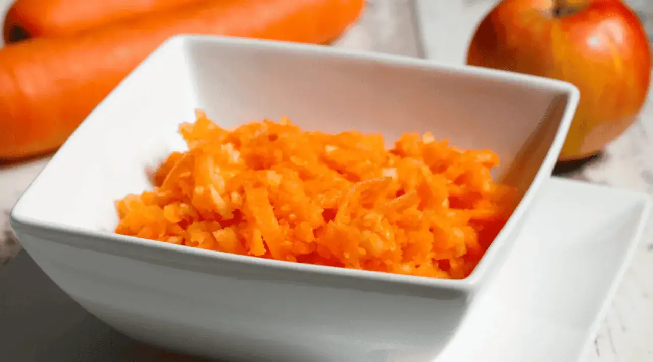 świeże marchewki i jabłka do surówki