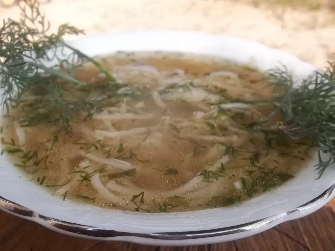 Rosół z lubczykiem w misce