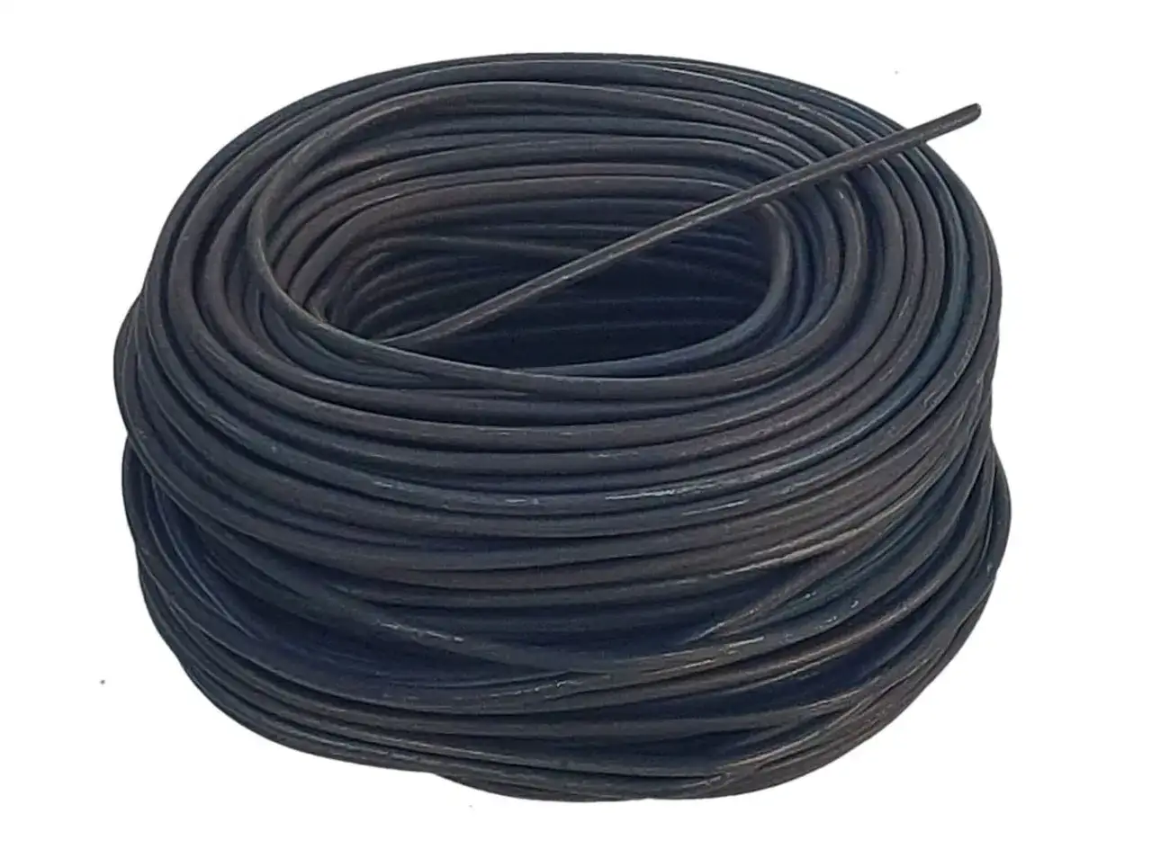 Duży zwój drutu wiązałkowego, gotowego do użycia w pracach budowlanych lub ogrodniczych.