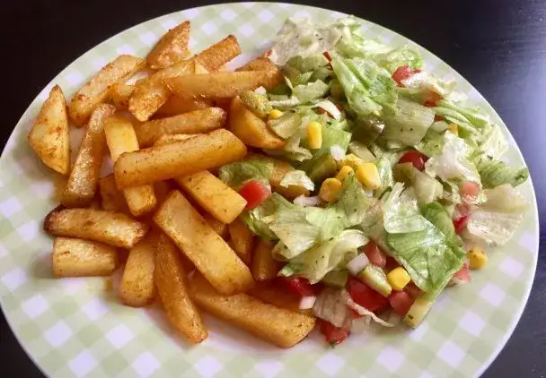 r&oacute;żne sałatki do frytek