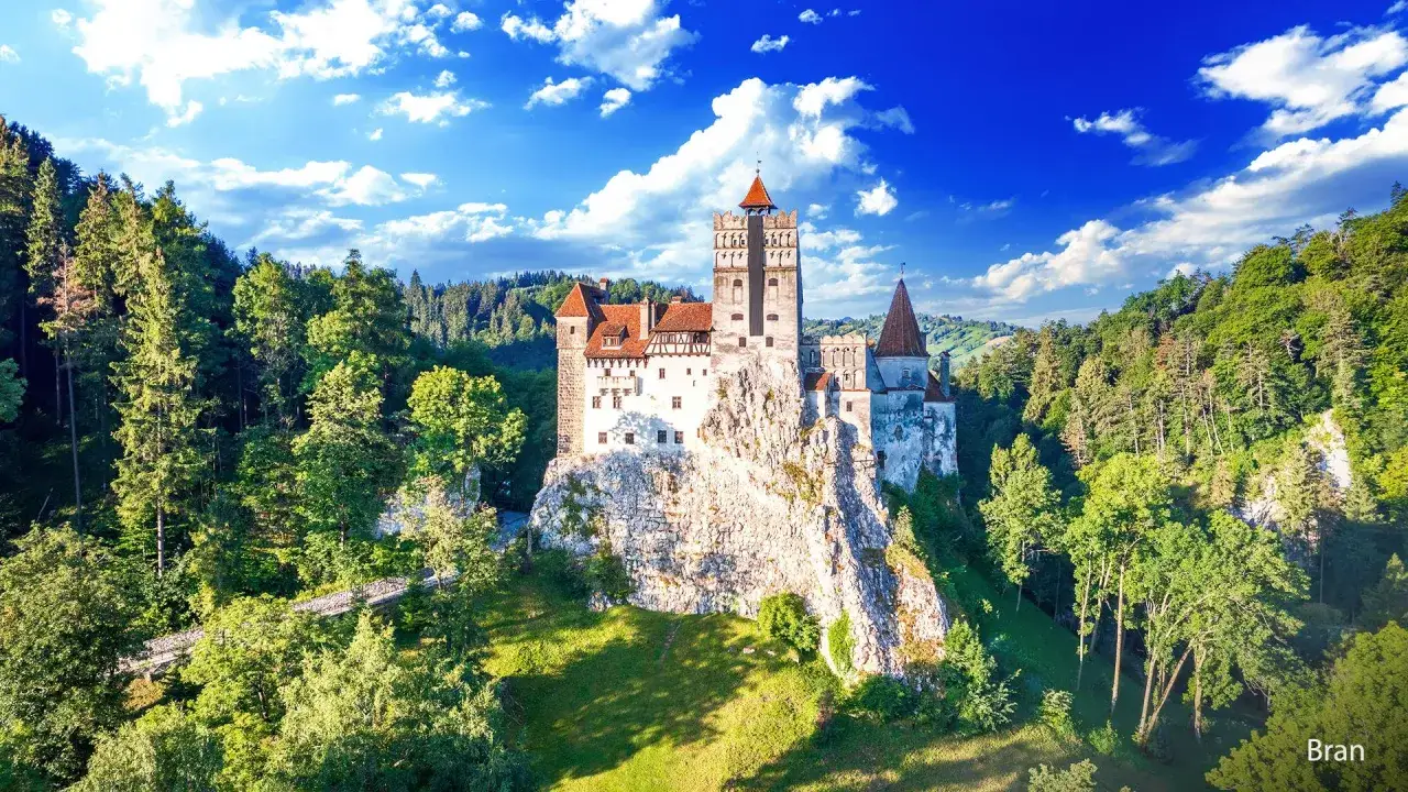 Zamek Bran, znany jako Zamek Drakuli, góruje nad zielonymi wzgórzami gór Fogaraskich.