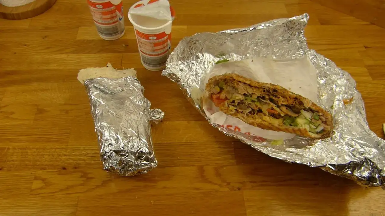 D&uuml;r&uuml;m kebab vs D&ouml;ner kebab por&oacute;wnanie