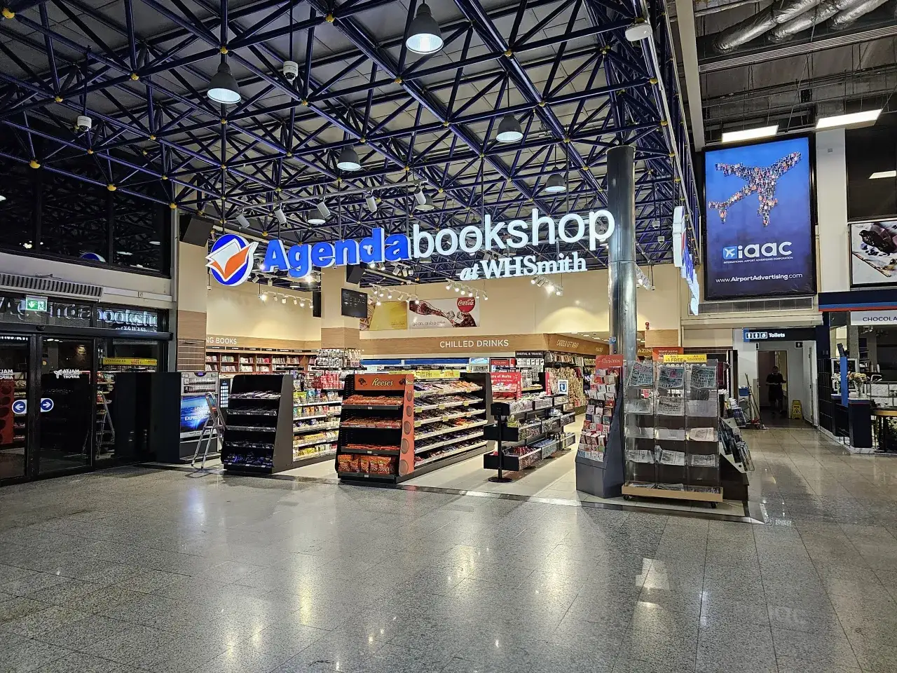 Sklep Agenda Bookshop na lotnisku Malta oferuje książki, przekąski i napoje.