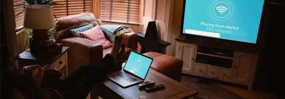 laptop z telewizorem bezprzewodowo, ikony połączenia wifi