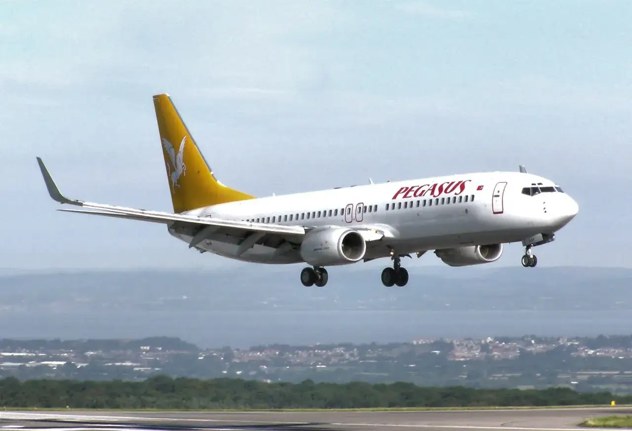 Samolot Pegasus Airlines ląduje, oferując podr&oacute;żnym możliwość sprawdzenia, jak dojechać do Albanii.