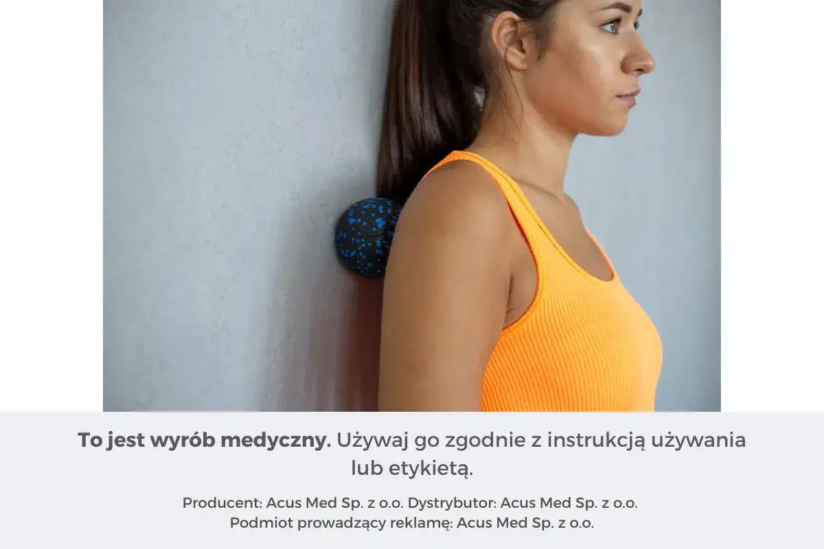 Kobieta z masażerem za plecami, pomagającym w zniesieniu lordozy szyjnej.