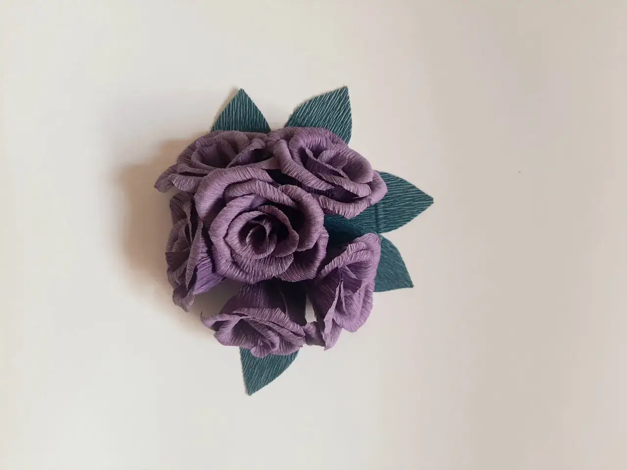 dekoracje z kwiat&oacute;w z bibuły