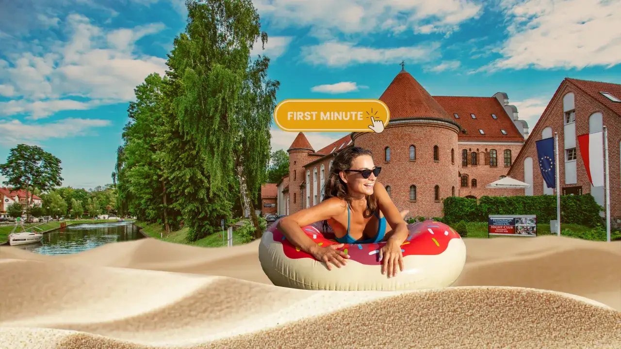 Uśmiechnięta kobieta na dmuchanej oponce w kształcie pączka, na tle zamku i kanału. Idealna oferta mazury all inclusive czeka!