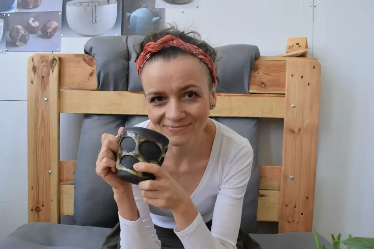 Uśmiechnięta para lepiąca glinę podczas randki ceramicznej w Krakowie