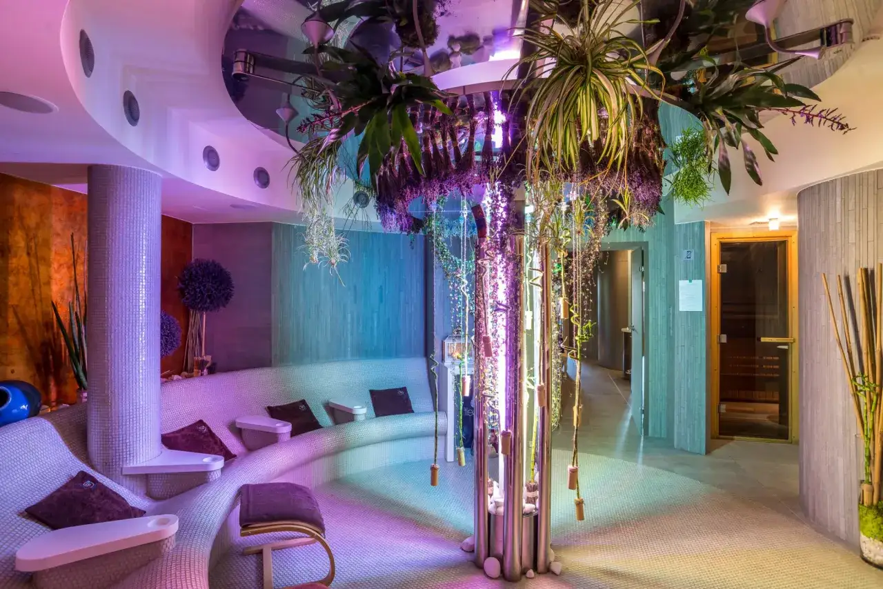 Luksusowy basen infinity z widokiem na jezioro lub góry w spa