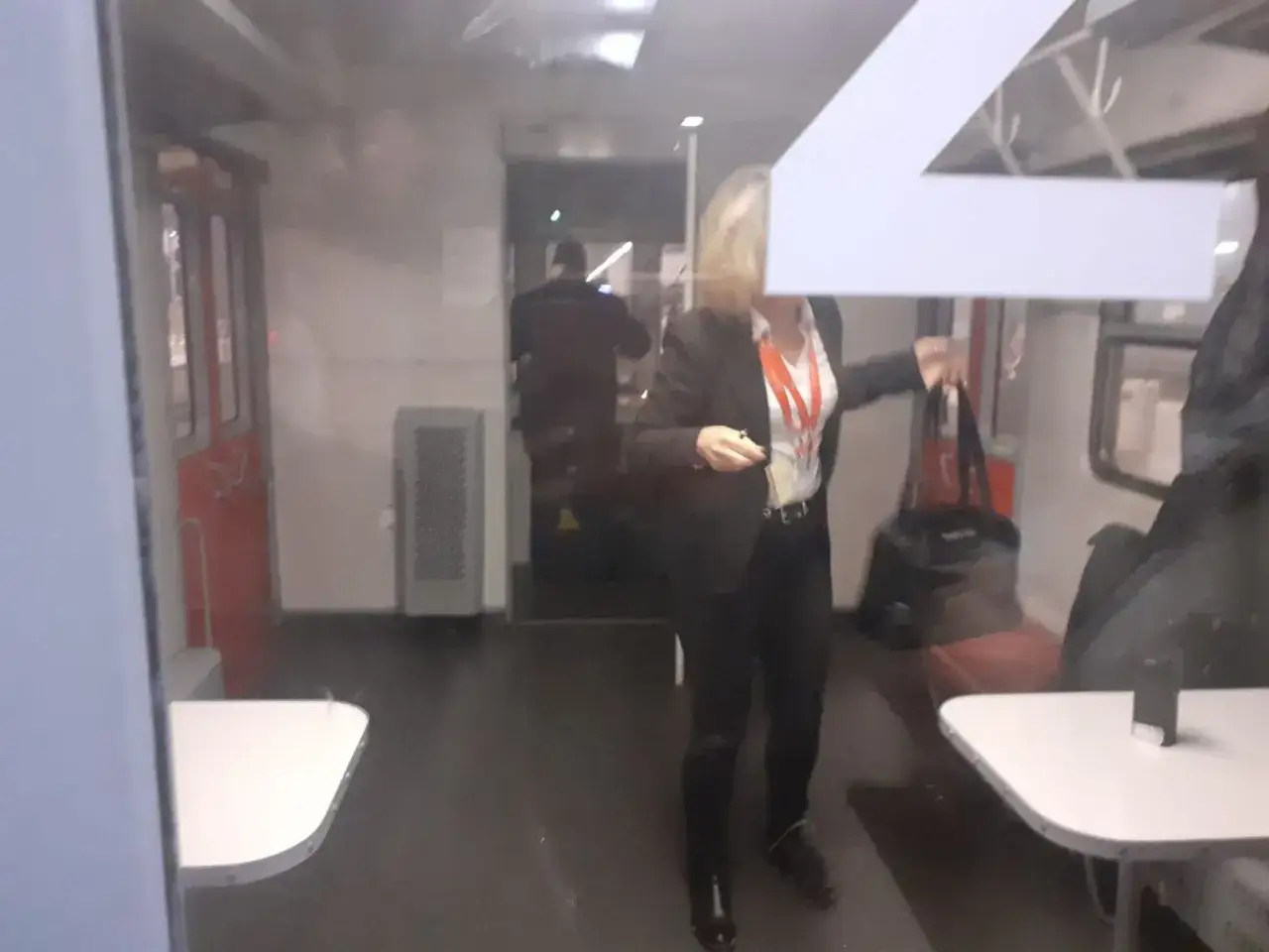 Pasażer rozmawiający z konduktorem w pociągu