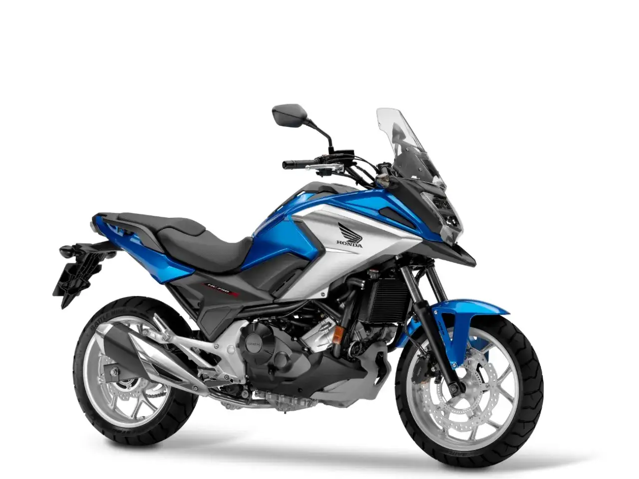 Niebiesko-srebrny, ekonomiczny motocykl turystyczny Honda NC750X z wysoką szybą i wygodnym siedzeniem, gotowy na długie trasy.