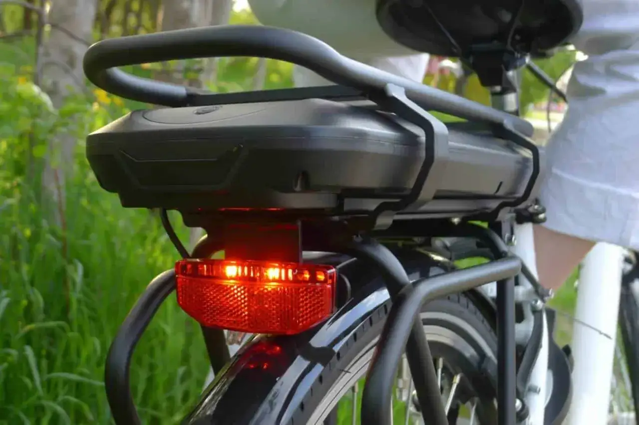 Mocny rower elektryczny 2000w z dużą baterią i czerwonym światłem z tyłu, gotowy na długie trasy.