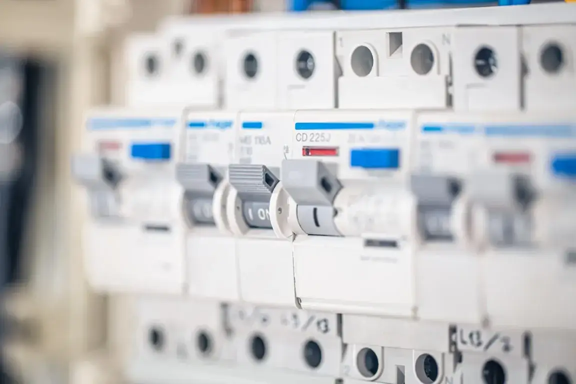 r&oacute;żne typy bezpiecznik&oacute;w elektrycznych