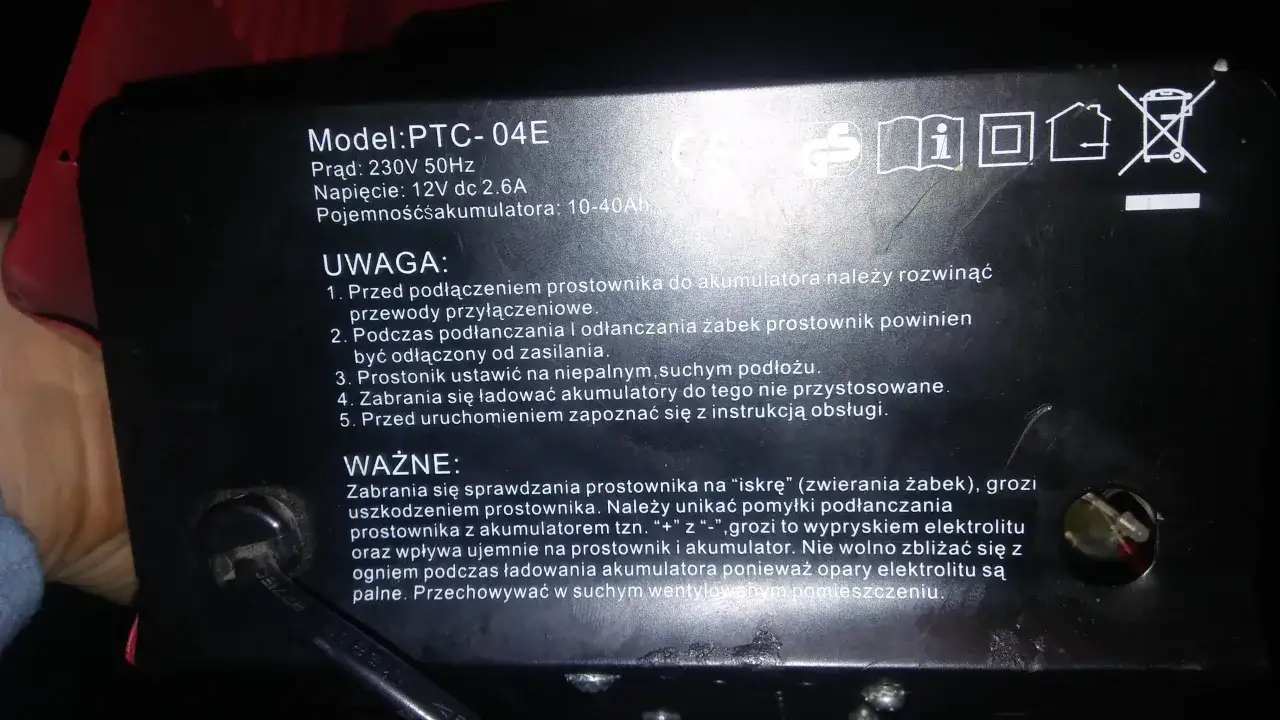 uszkodzony prostownik akumulator samochodowy