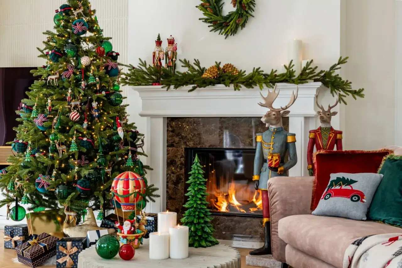 Jak ozdobić mieszkanie na święta? Choinka, kominek z girlandą, figurki jeleni w mundurach i prezenty tworzą magiczną atmosferę.