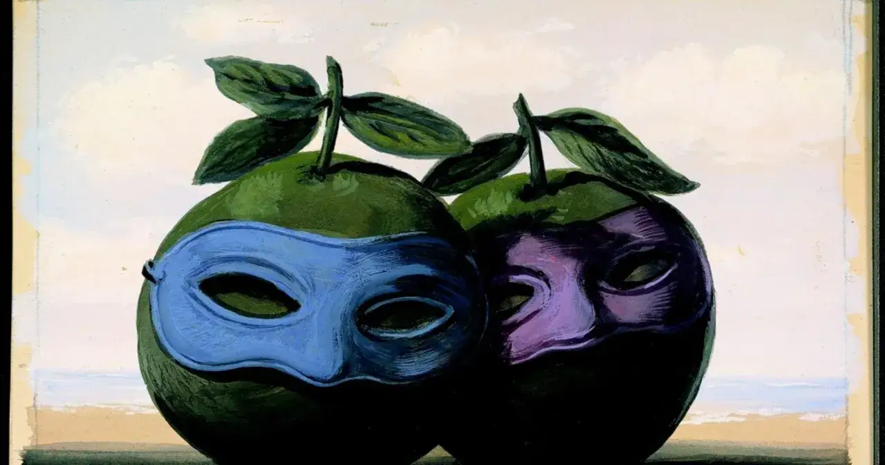 Dwa jabłka w maskach, jedno niebieskie, drugie fioletowe, na tle nieba i morza. Obraz René Magritte'a.