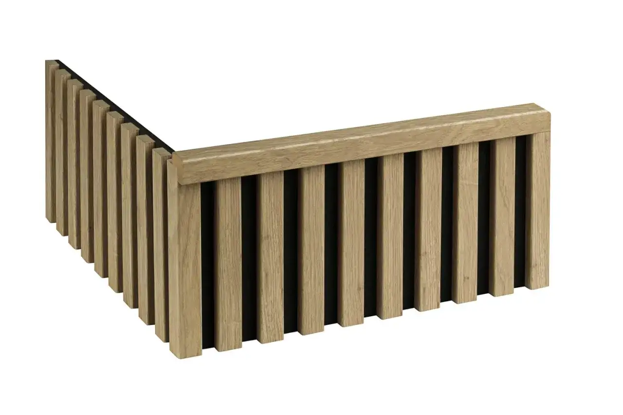 Drewniane lamele w narozniku tworzą nowoczesną, ażurową osłonę.