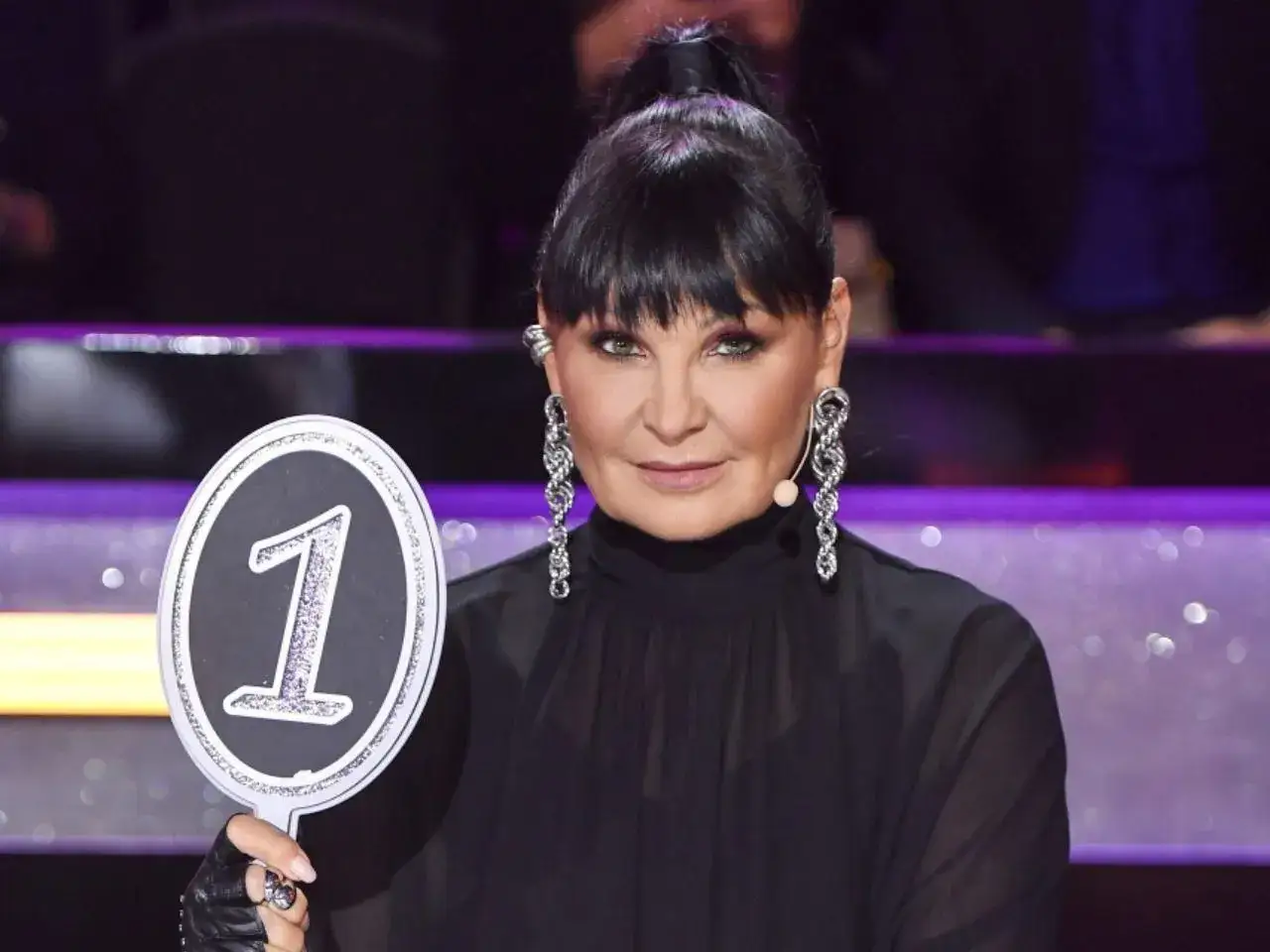 Iwona Pawłowicz, ile lat ma? Tancerka z numerem 1 na tabliczce, w czarnej, prześwitującej bluzce i z długimi kolczykami.