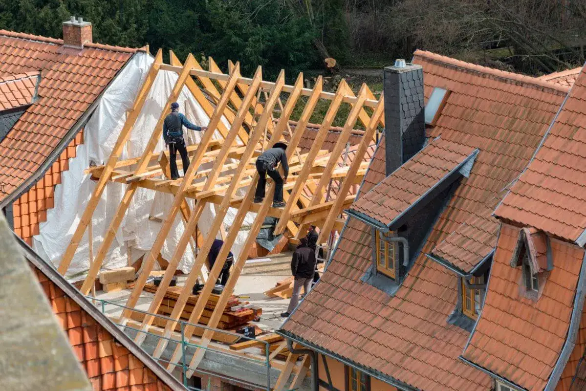 Przykłady prac dekarskich na dachu