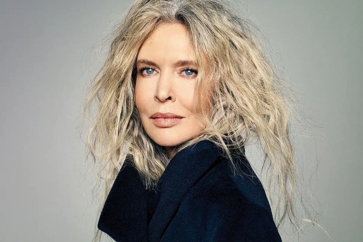 Bogna Sworowska w czarnym płaszczu, z burzą blond włos&oacute;w i niebieskimi oczami. Jej twarz emanuje pewnością siebie, jakby po przejściach, może nawet po operacjach, wyszła silniejsza.