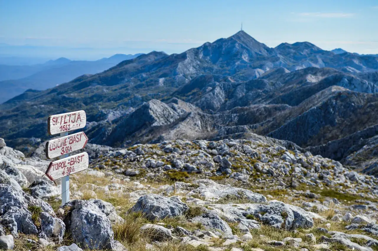 Wskaz&oacute;wki na szczycie g&oacute;ry Sveti Ilija pokazują drogę do Osiciene i Topol-Bast.