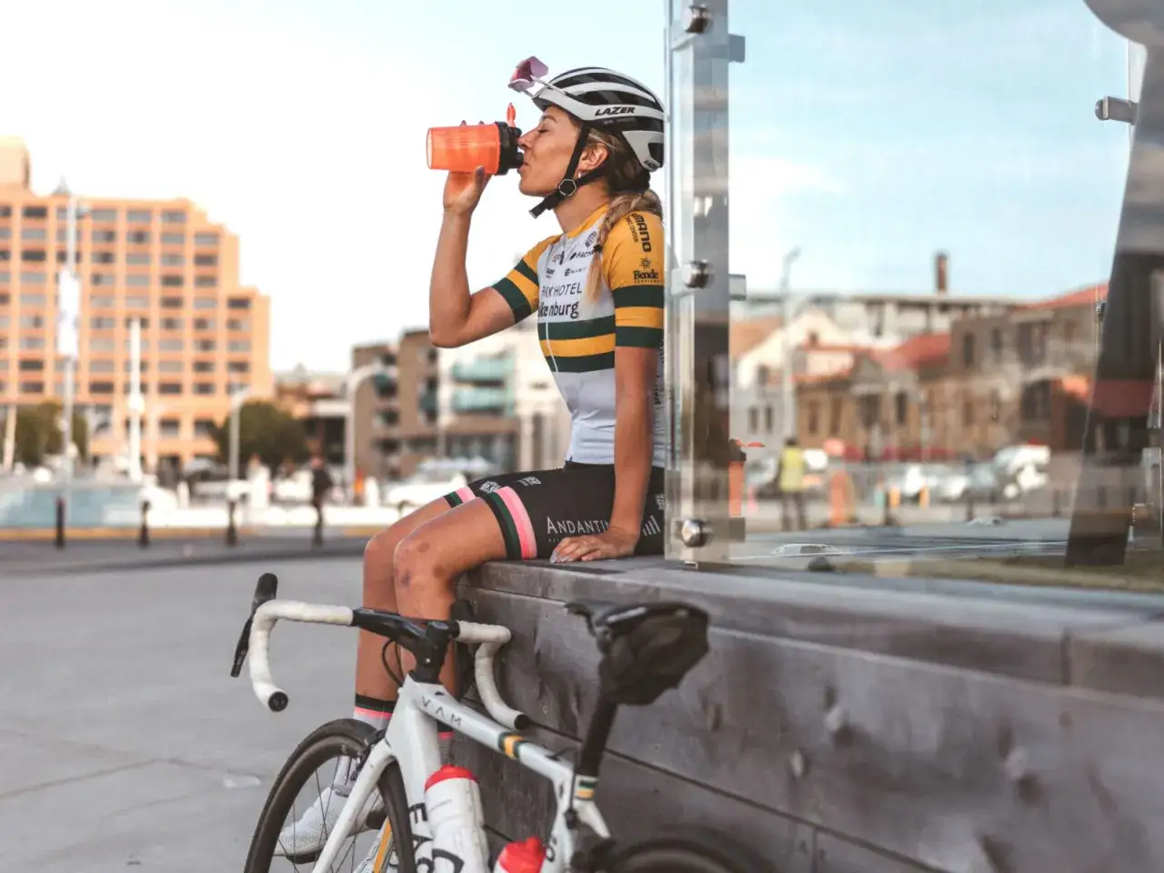 Kolarz po treningu pije nap&oacute;j regeneracyjny. Dobre suplementy dla kolarzy to podstawa.