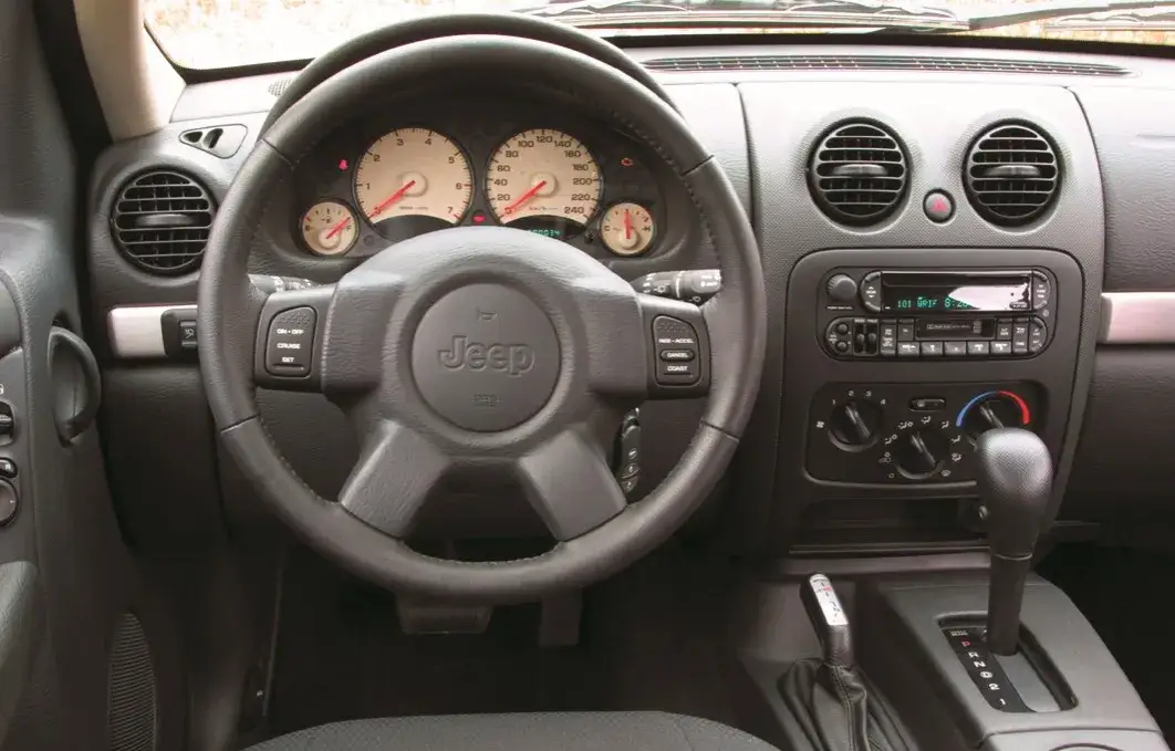 Jeep Liberty wnętrze deska rozdzielcza