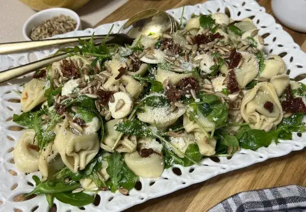 Sałatka Caprese z tortellini lub sałatka z rukoli z parmezanem
