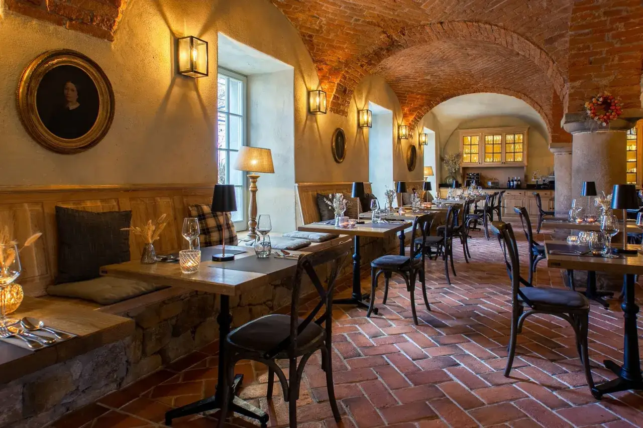 Restauracja Pod Wieżą Kamieniec Ząbkowicki wnętrze