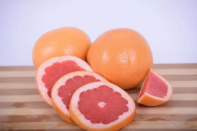 r&oacute;żowe i ż&oacute;łte grejpfruty obok siebie
