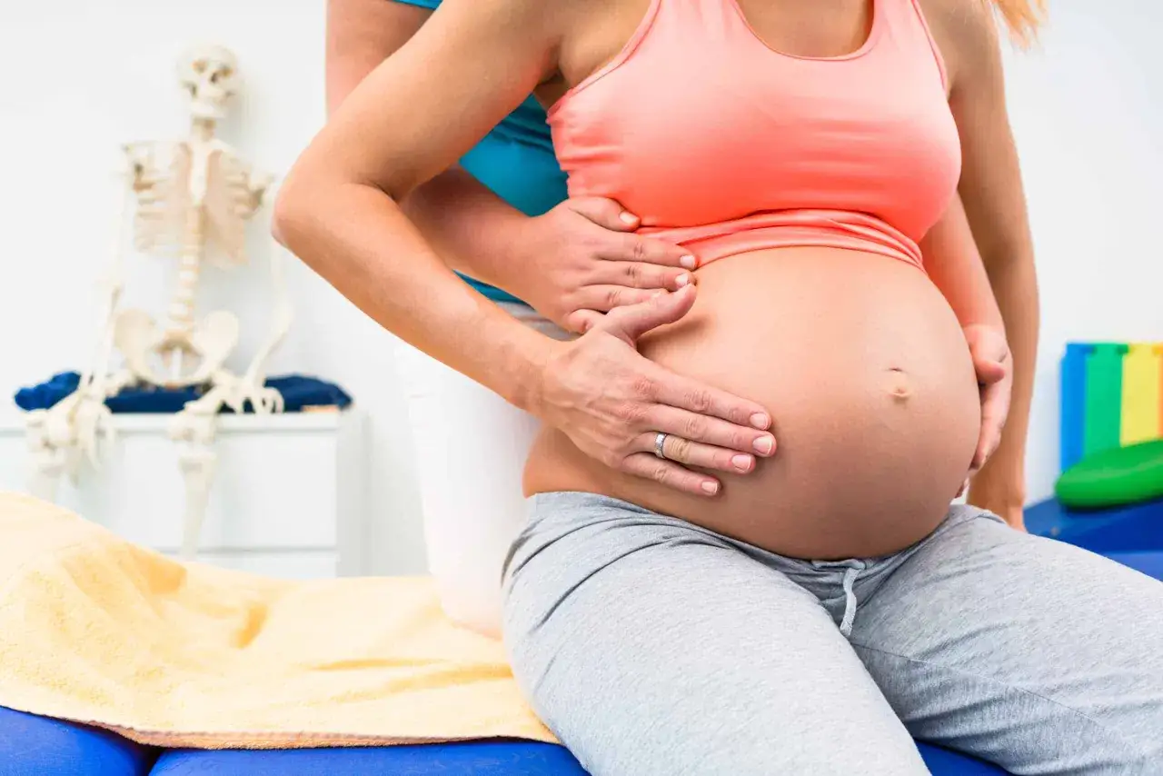 kobieta po porodzie ćwiczy z fizjoterapeutą uroginekologicznym