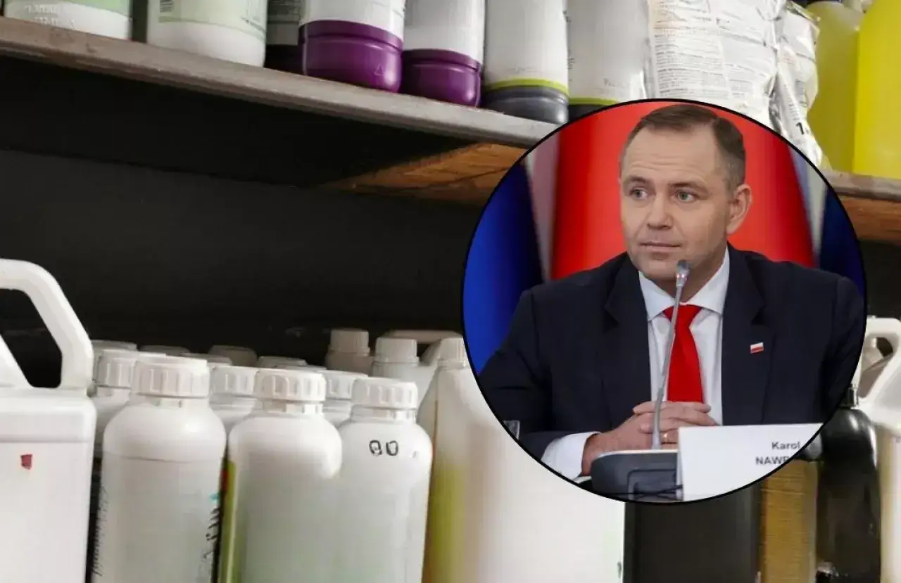 Karol Nawrocki na tle półek z chemikaliami, które mogą być używane do ochrony roślin.