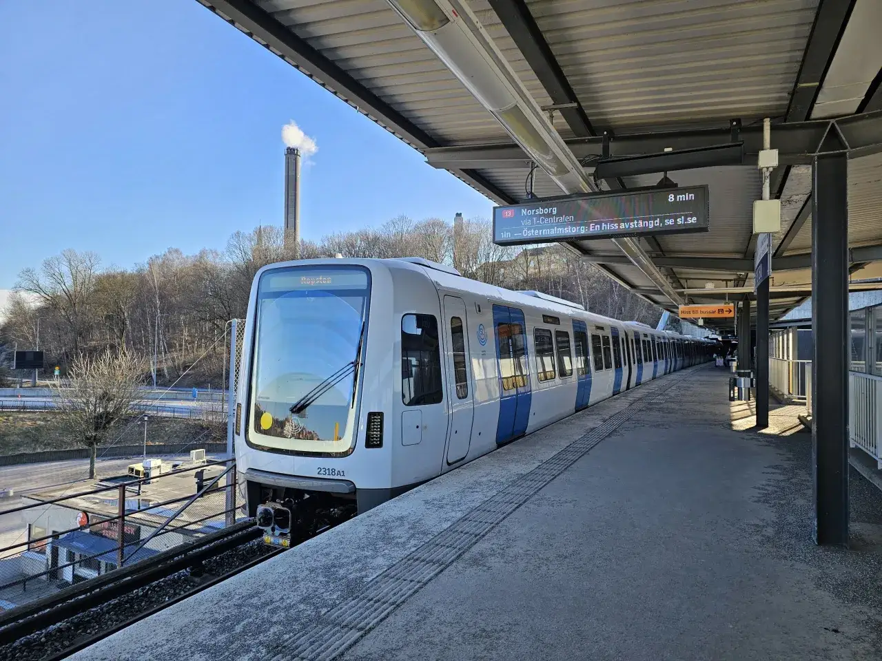 Pociąg metra na stacji w Sztokholmie. Idealny początek zwiedzania Sztokholm w jeden dzień.