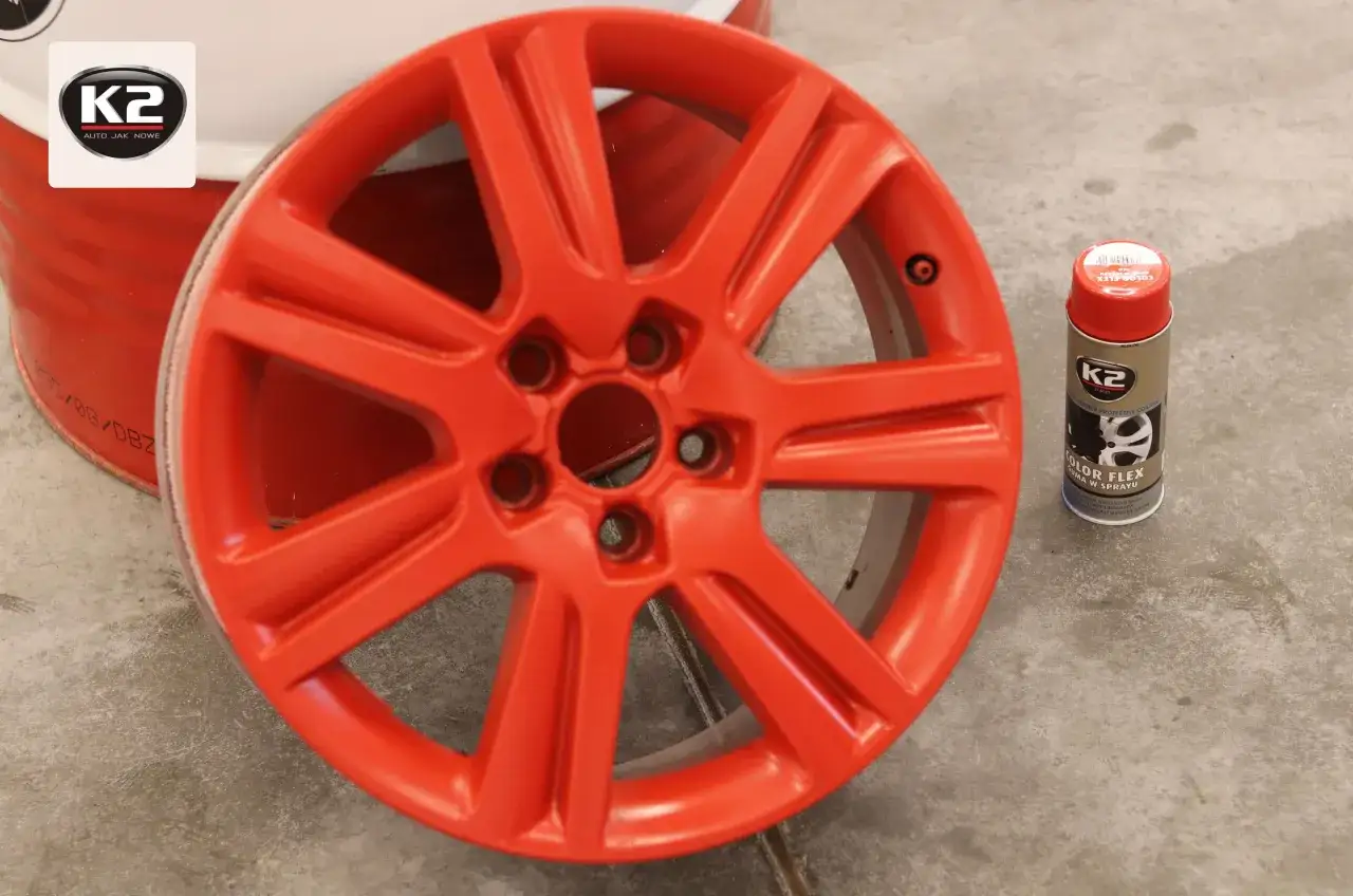 Pomarańczowa felga aluminiowa i puszka sprayu K2 Color Flex. Dowiedz się, jak pomalować felgi aluminiowe, by nadać im nowy wygląd.
