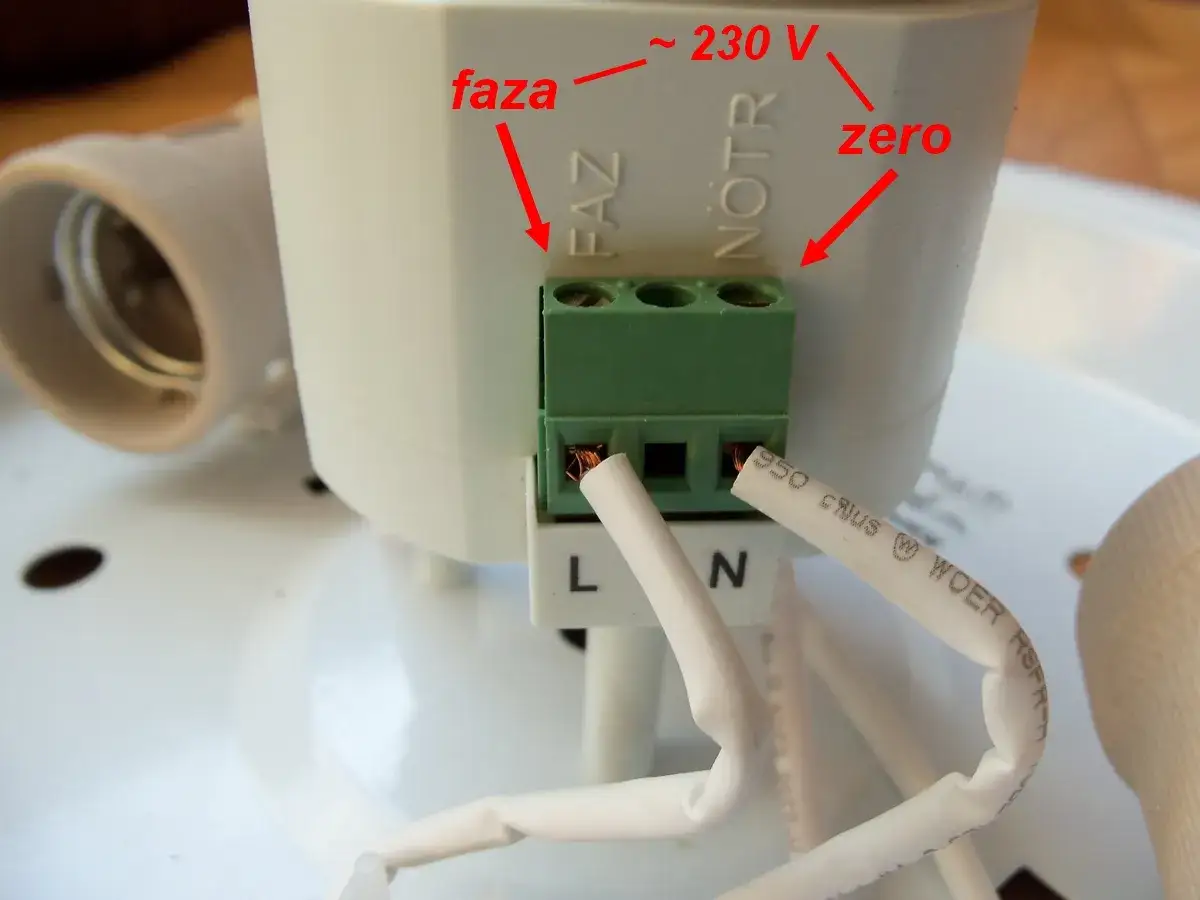 Instalacja czujnika ruchu: przewody fazy i zera podłączone do zacisków. Może to być powodem, że czujnik ruchu nie wyłącza światła.