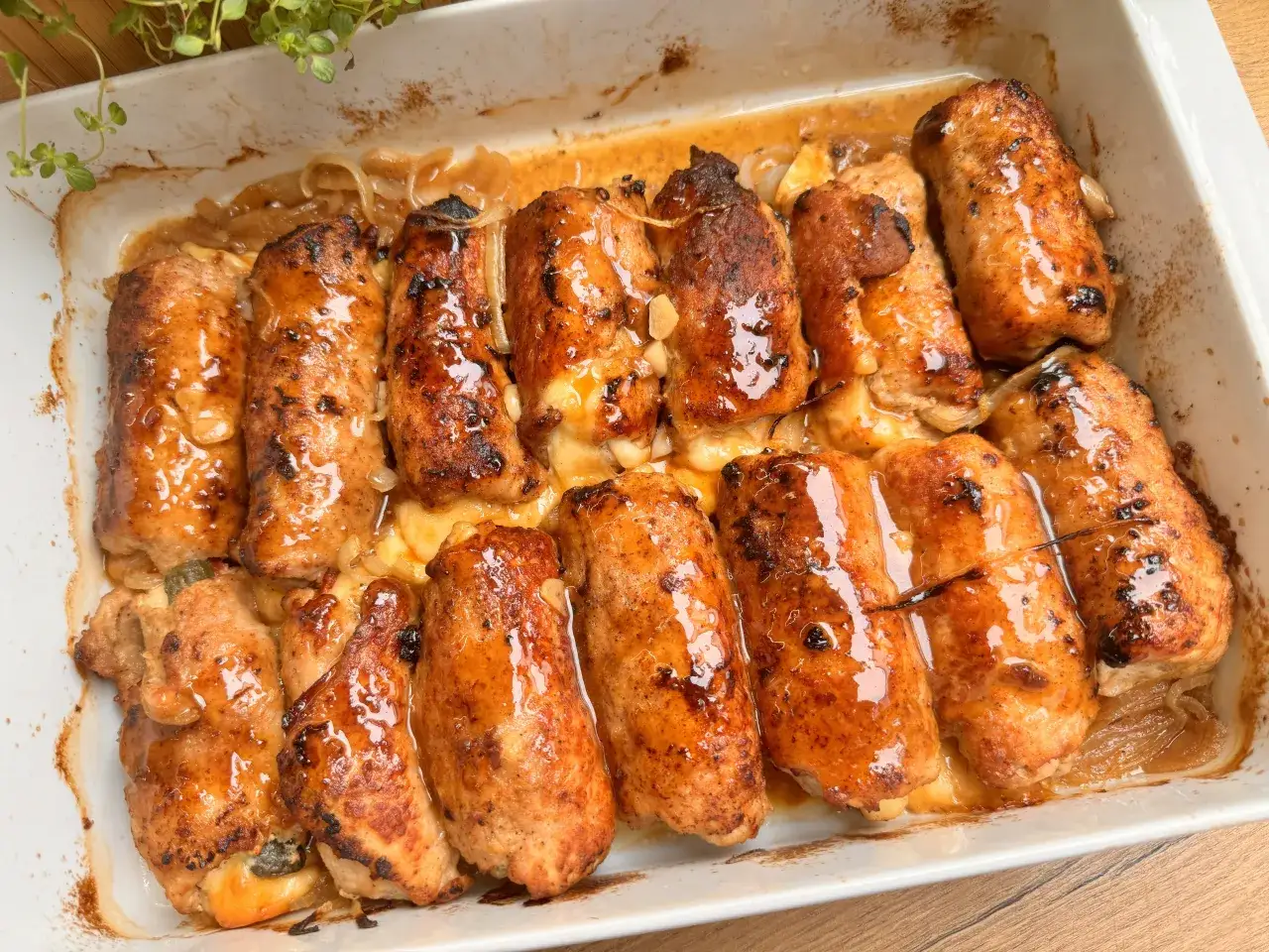 Pyszne roladki ze schabu w sosie, idealne na obiad. Złociste, lśniące i apetyczne.