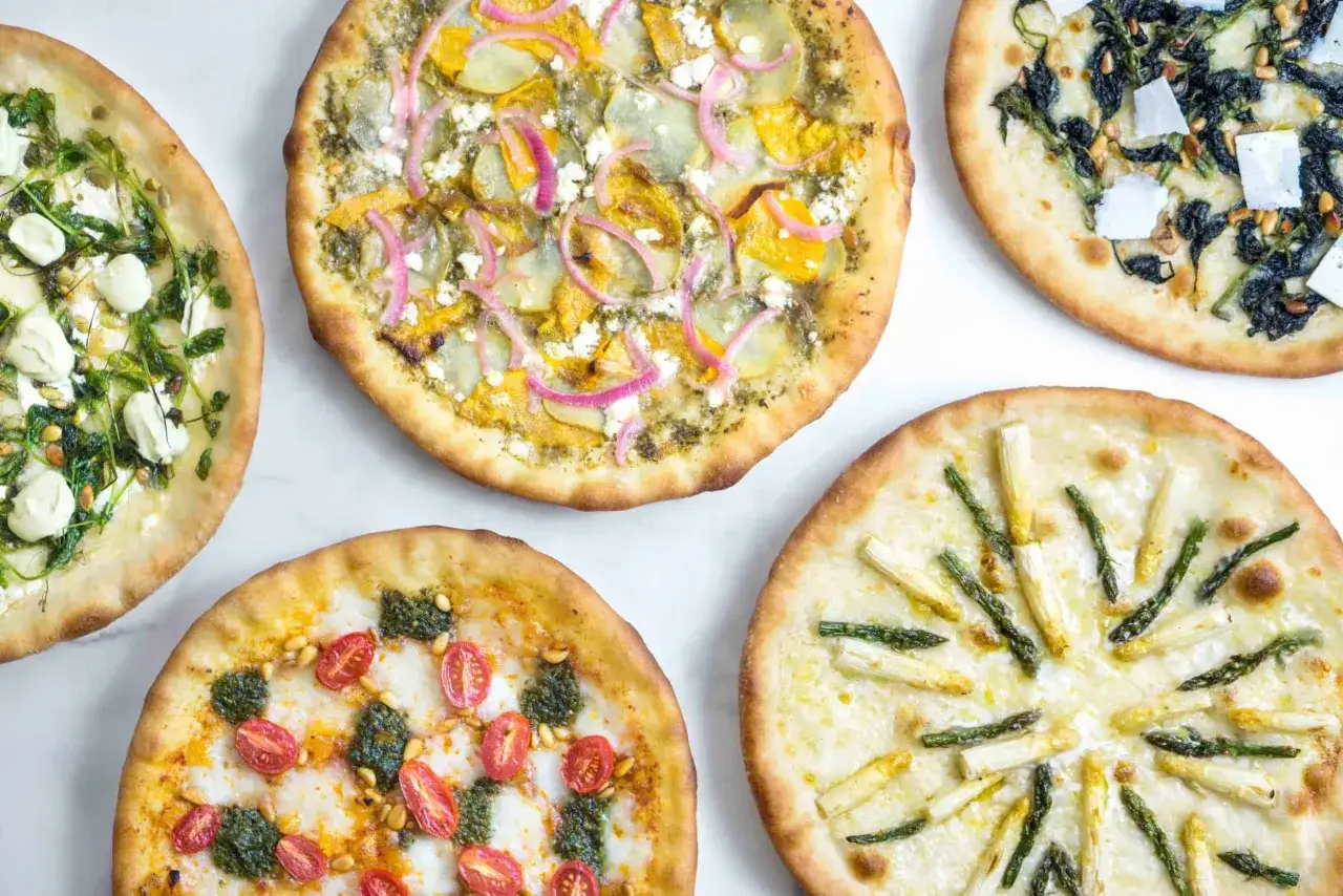 Pięć r&oacute;żnych pizz z nietypowymi dodatkami: szparagi, pomidorki, szpinak, dynia i ser. Idealne dodatki do pizzy dla każdego smakosza.