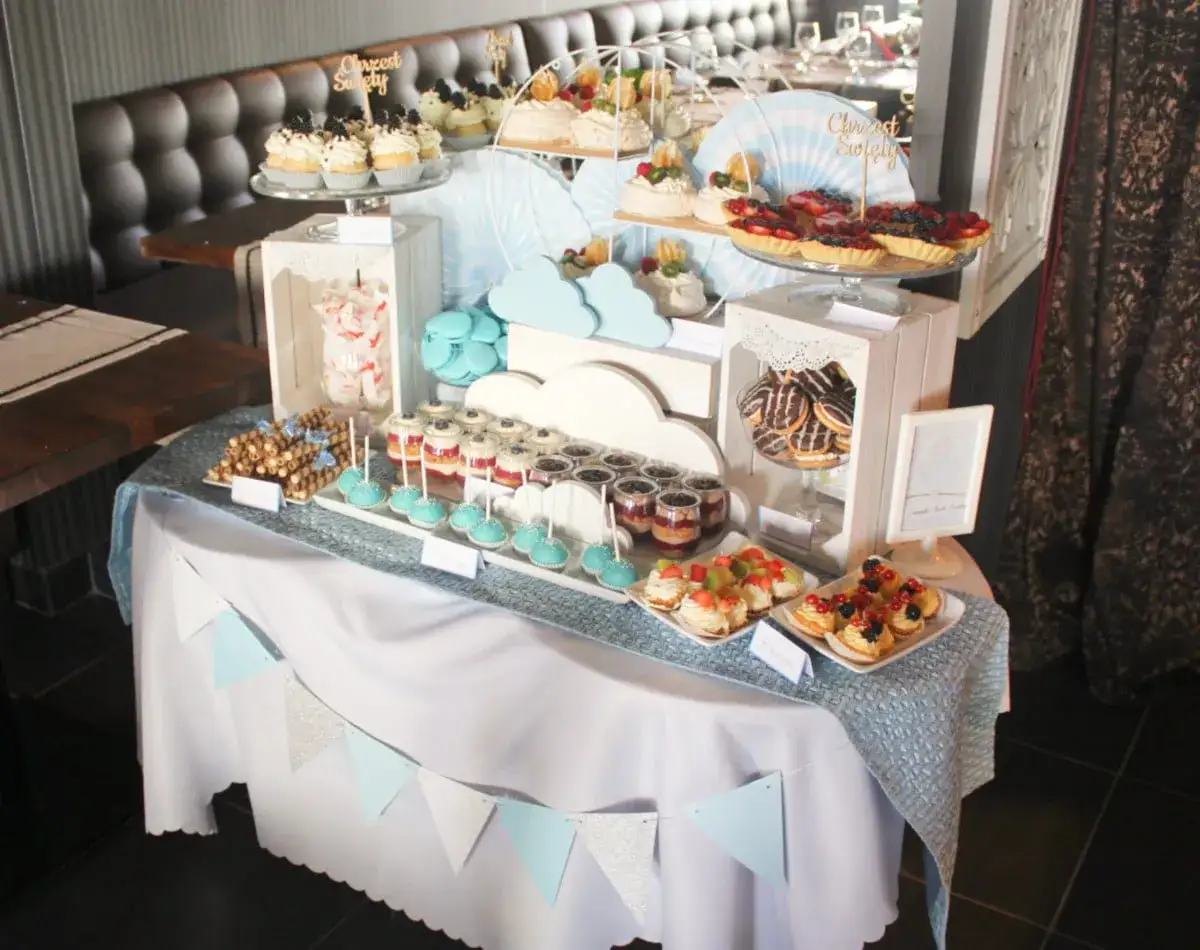 St&oacute;ł z r&oacute;żnymi rodzajami ciast na chrzciny