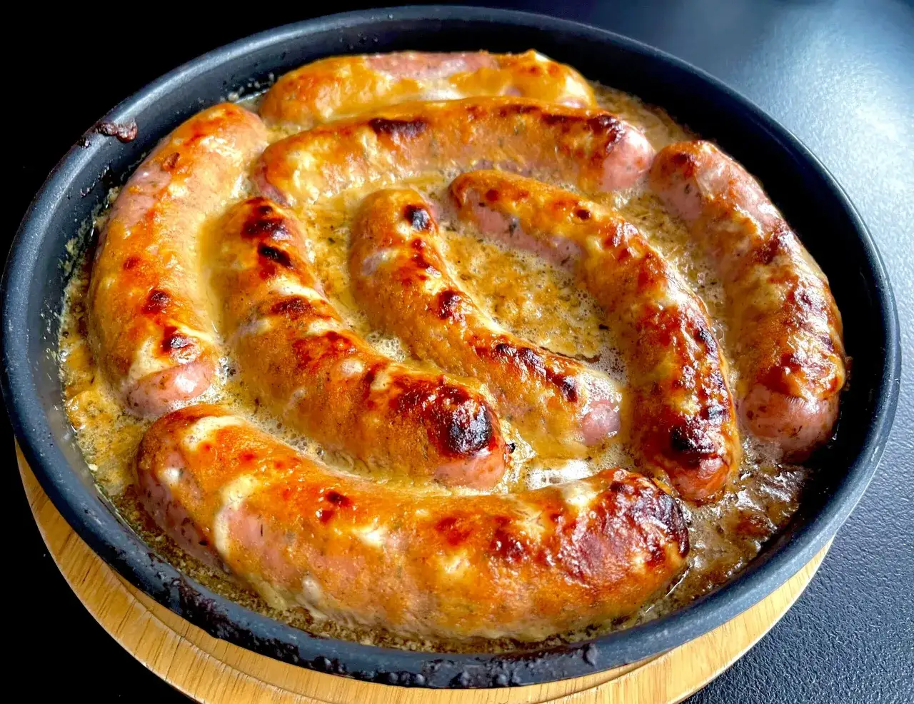 Biała kiełbasa pieczona z cebulą i piwem