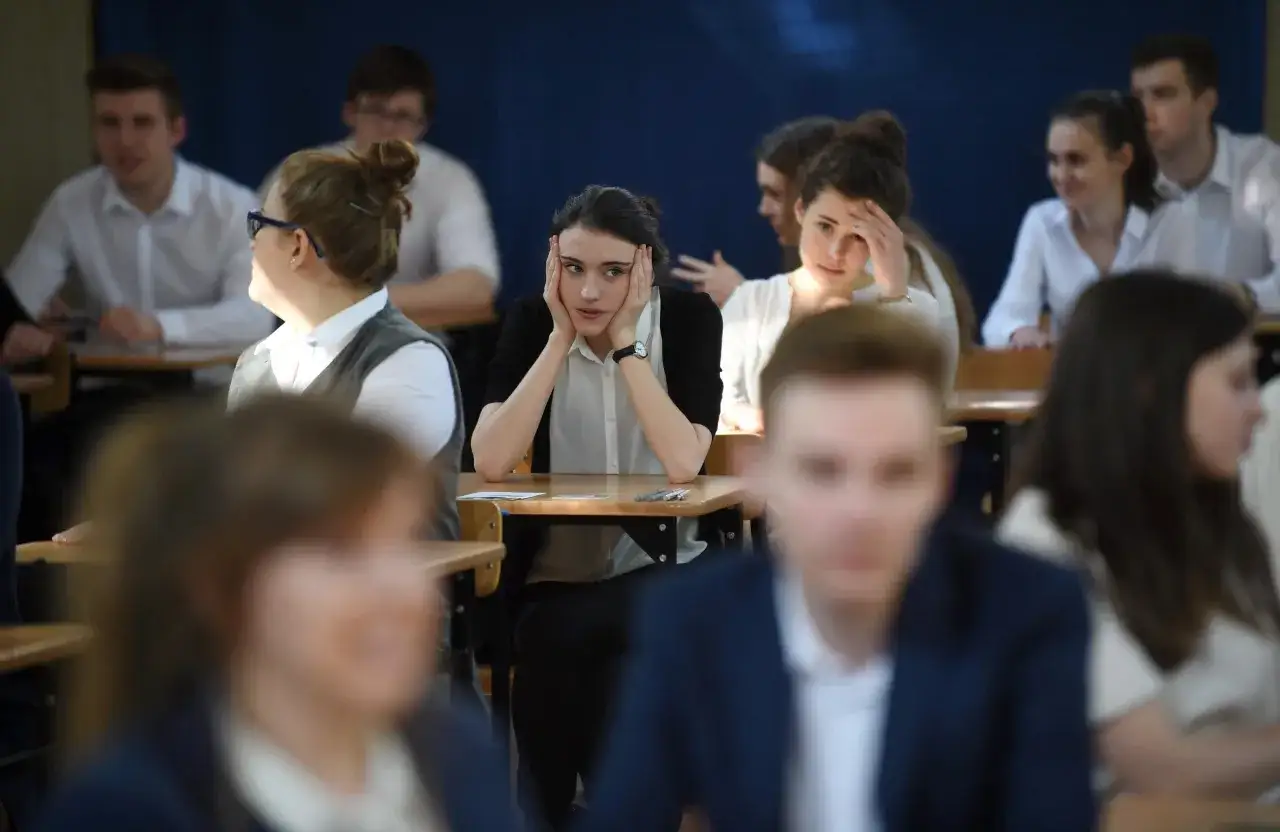 Uczniowie w klasie, zamyśleni, jakby czekali na egzamin, gdy wprowadzono gimnazjum w Polsce.