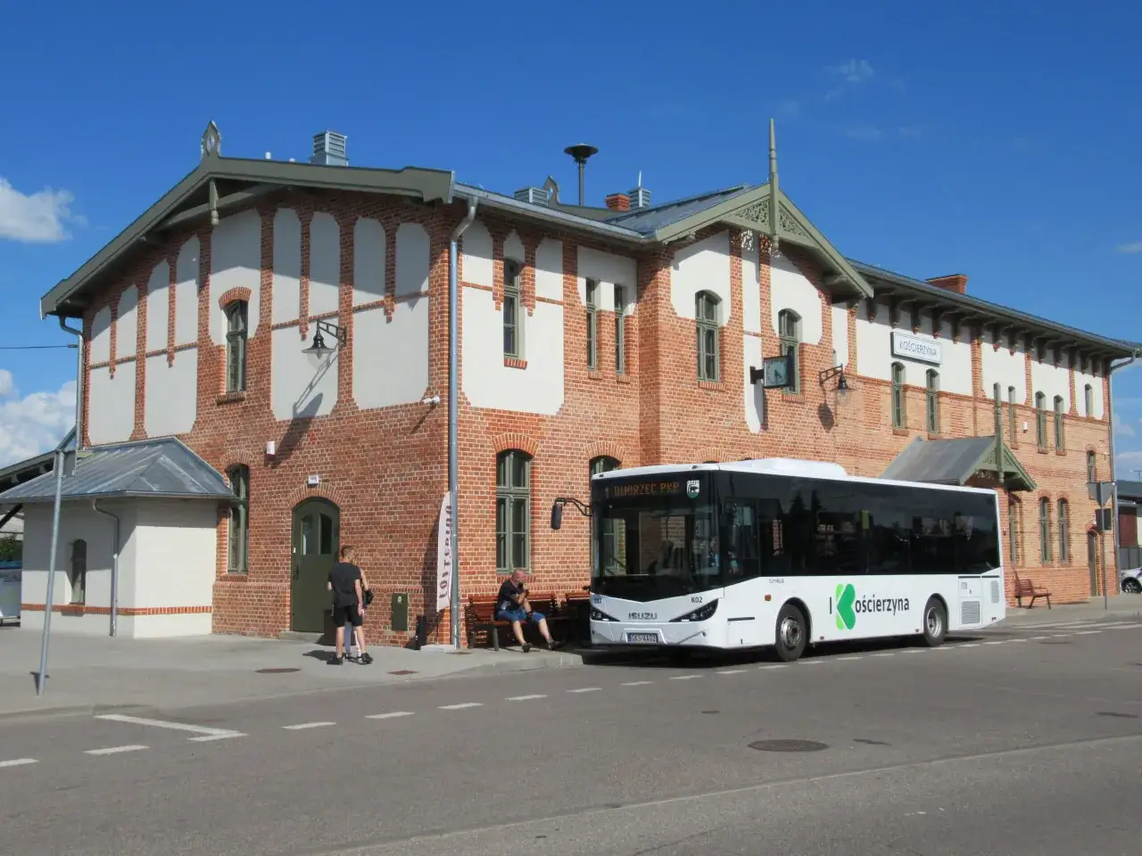 Autobus PKS Gdynia czeka na pasażerów przed dworcem.