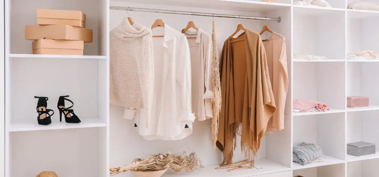 Szafa kapsułowa przykłady, minimalistyczna garderoba
